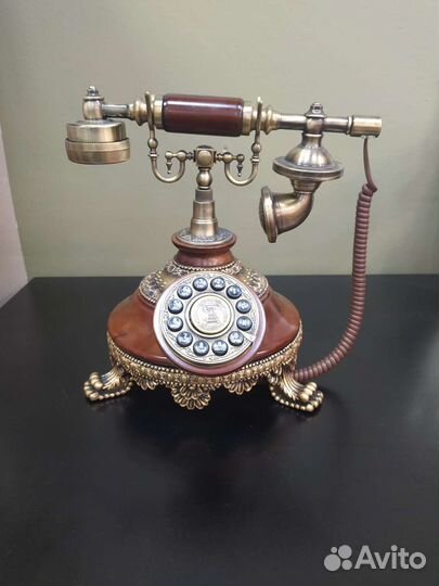 Красивый подсвечник и ретро-телефон