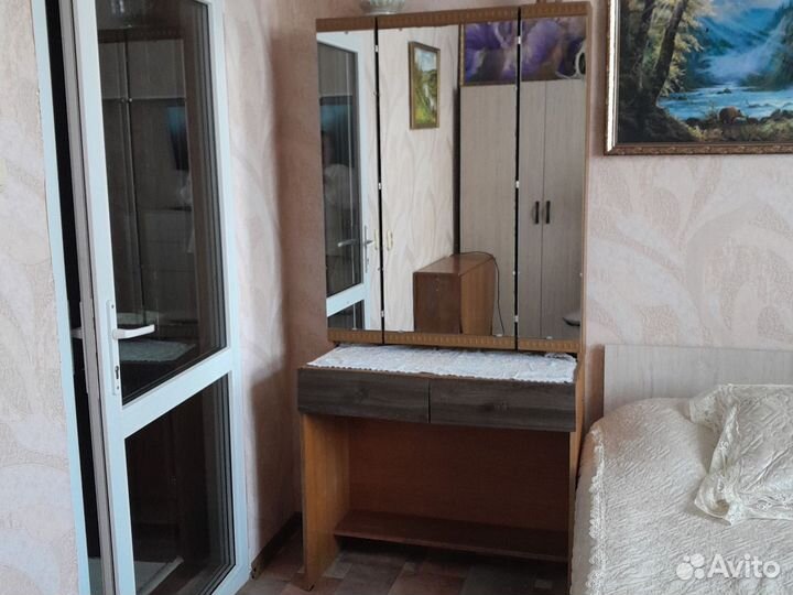 Дамский столик с зеркалом
