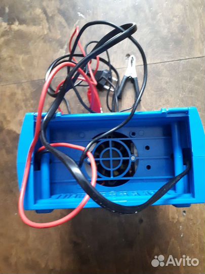 Автомобильое зарядное регулироемое устройство