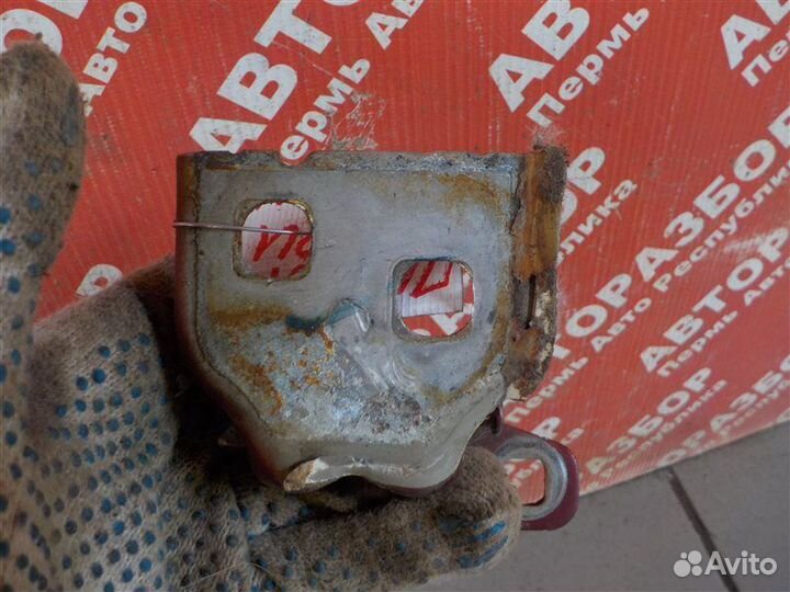 Петля двери нижняя передняя правая Renault Duster