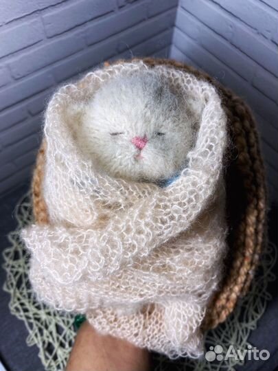 Вязаный спящий котенок