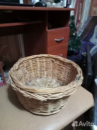 Корзина плетеная с ивняка новая этой весной плел