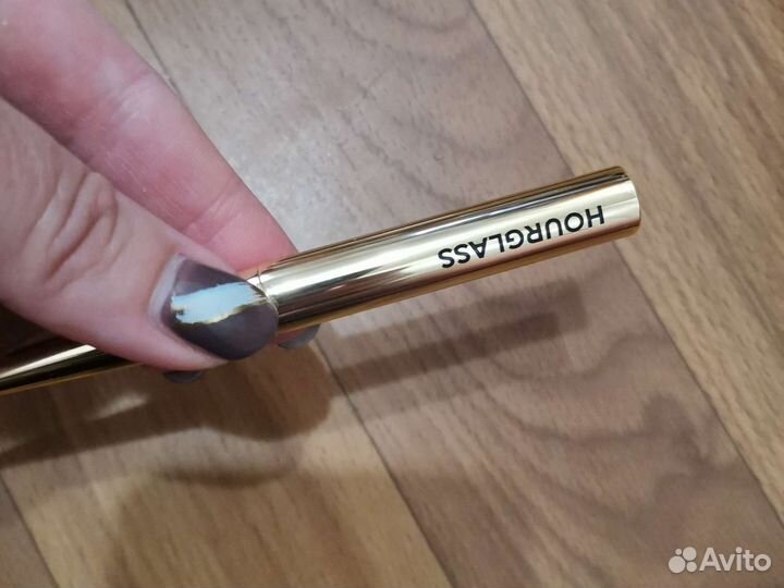 Помада Hourglass