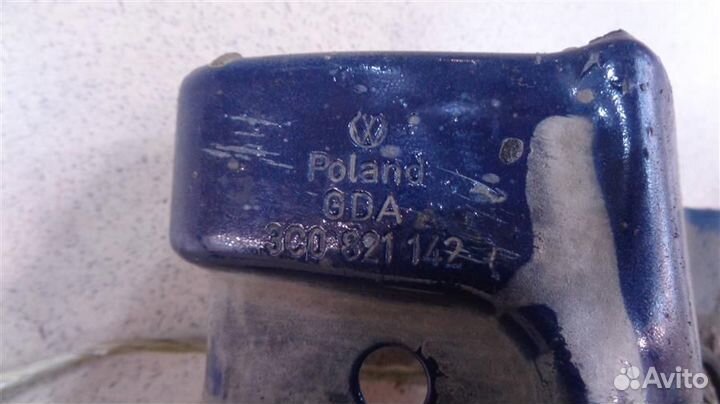 Кронштейн крепления переднего крыла правый Volksw