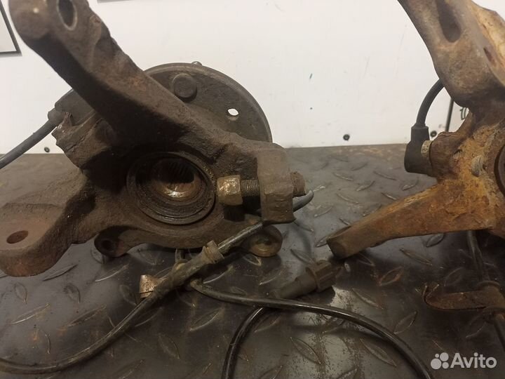 Кулак поворотный передний для Mitsubishi Carisma