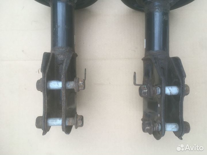 Subaru Forester SJ передние стойки в сборе