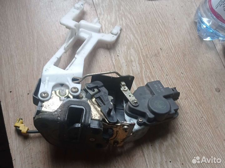 Замок задней левой двери Hyundai Santa Fe 1 SM