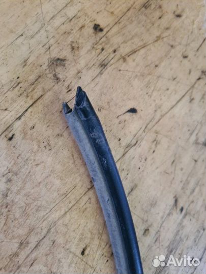 Уплотнитель кузова задний правый Nissan Murano Z51