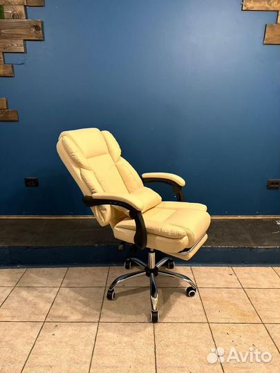 Компьютерное кресло бежевое