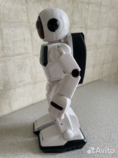 Робот Maxibot Max-1 танцует