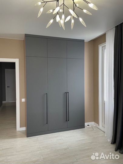 Продаю шкаф распашной с зеркалами