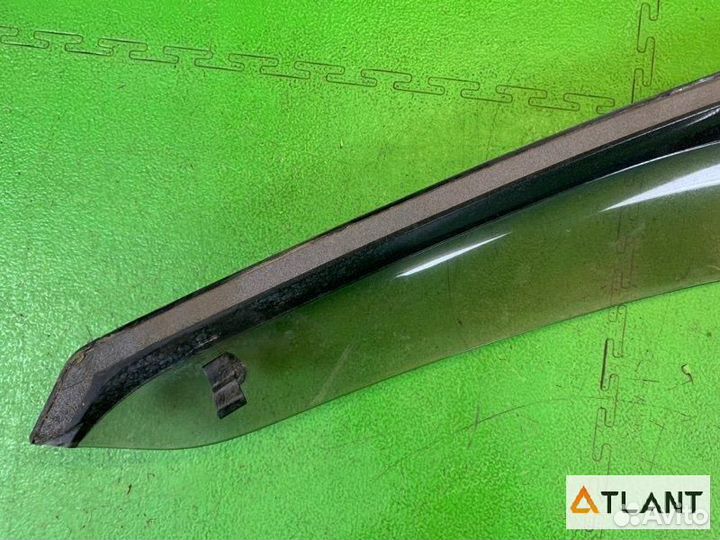 Ветровик передний правый toyota grand hiace