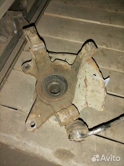 Кулак поворотный передний левый Kia Spectra седан