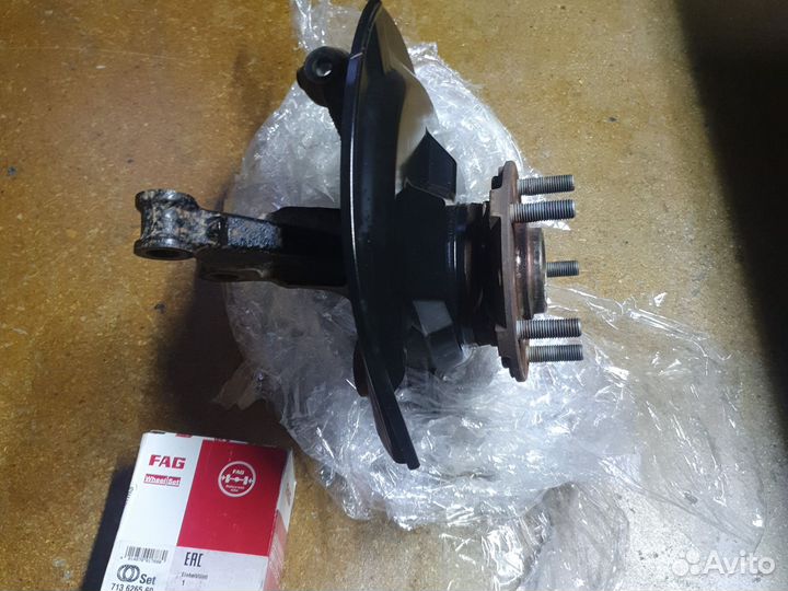 Поворотный кулак передний левый в сборе