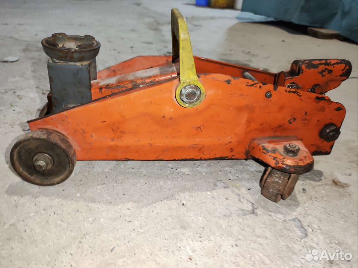 Домкрат подкатной бу