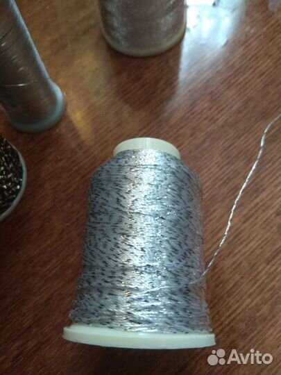 Нитки швейные с люрексом