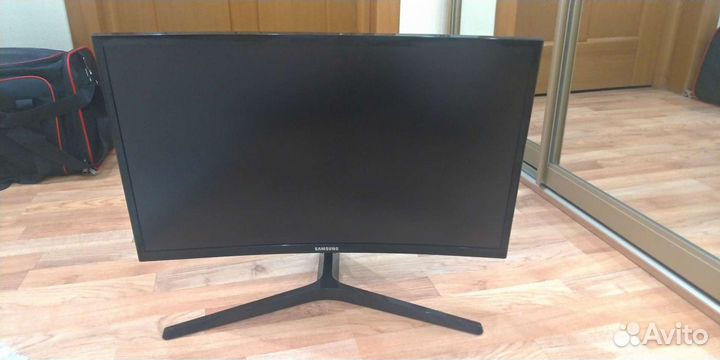 Монитор для компьютера с поврежденным экраном