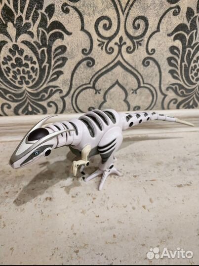 Динозавр робот WowWee белый