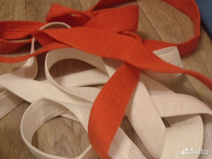 Кимоно, боксерский шлем, пояса, защита голеностопа