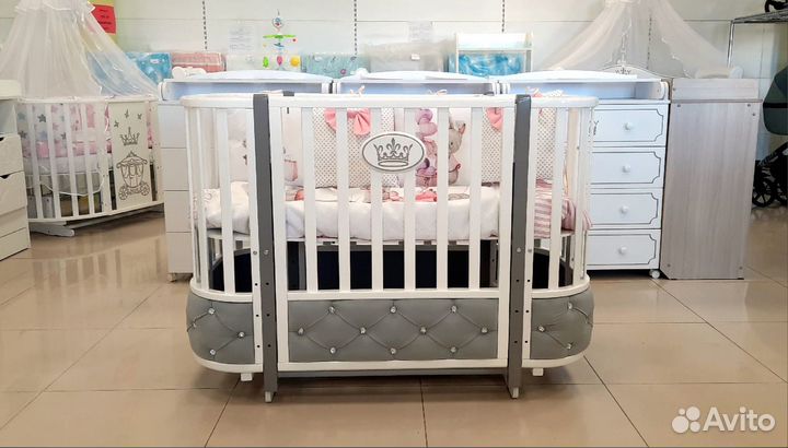 Детская кроватка с маятником новая