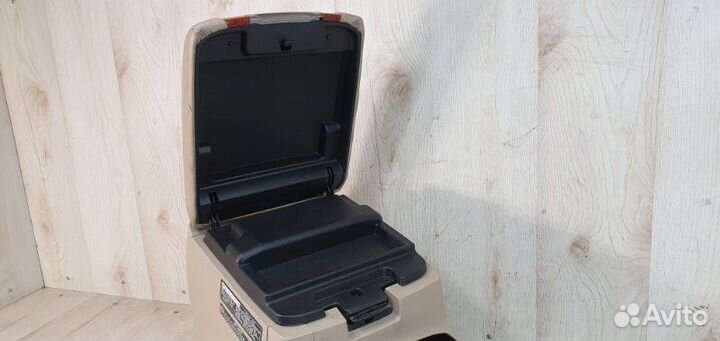 Подлокотник Toyota Land Cruiser 200