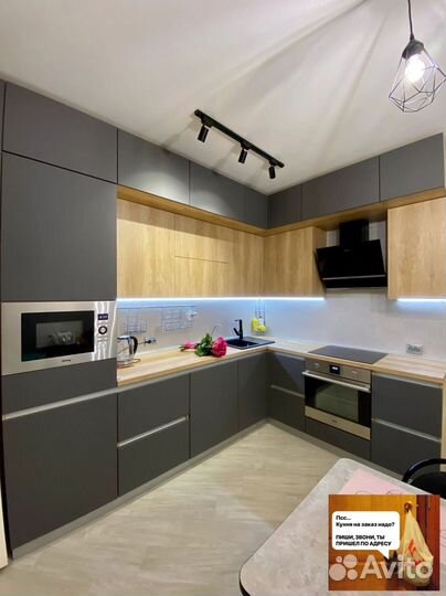 Прямая в потолок кухня на заказ