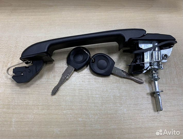 Ручка двери передней (прав, лев) Golf 3 / Vento