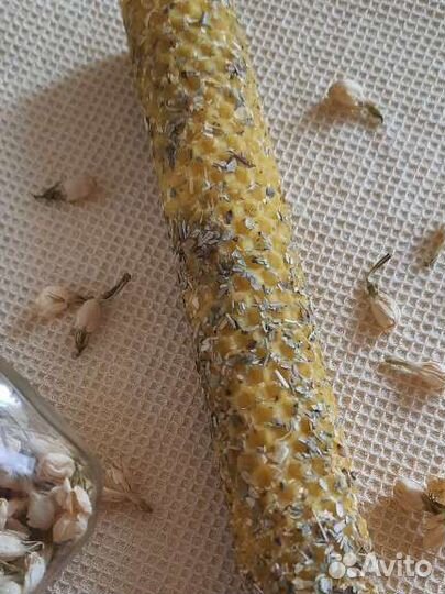 Свеча с душицей и цветками жасмина