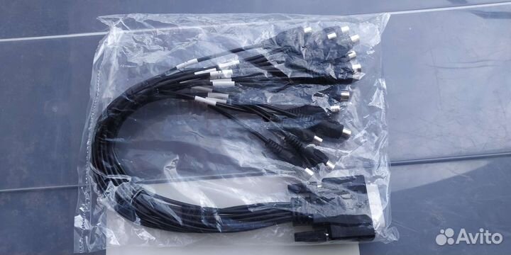 D-SUB DB15 VGA. S-Video - 3 x RCA