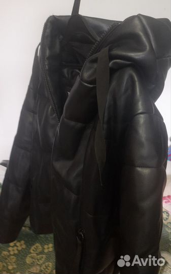 Укорченная весеняя женская куртка с капюшонм zara