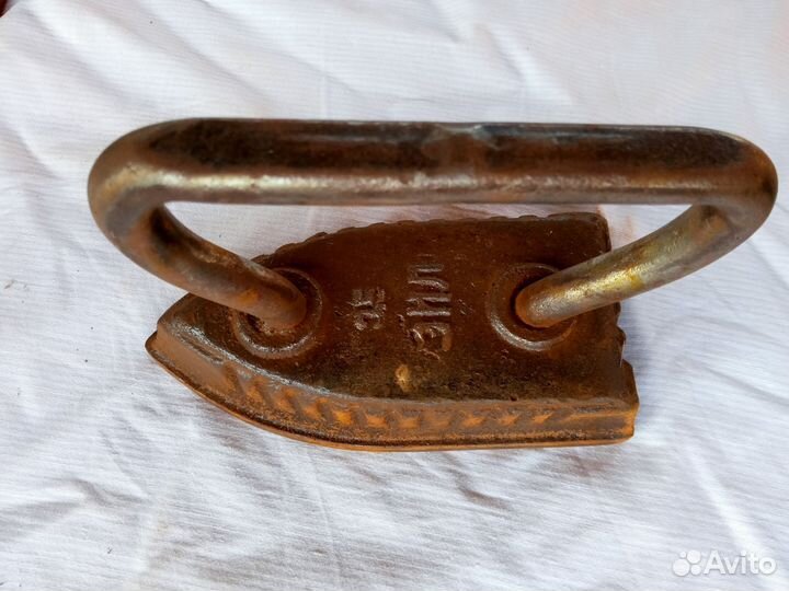 Старый чугунный утюг