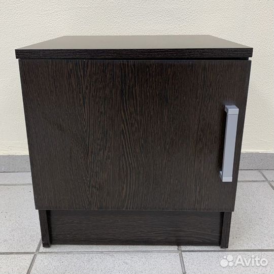 Тумба / прикроватная тумба / с полками / закрытая