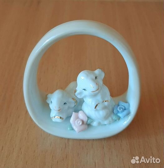 Статуэтка фарфоровая