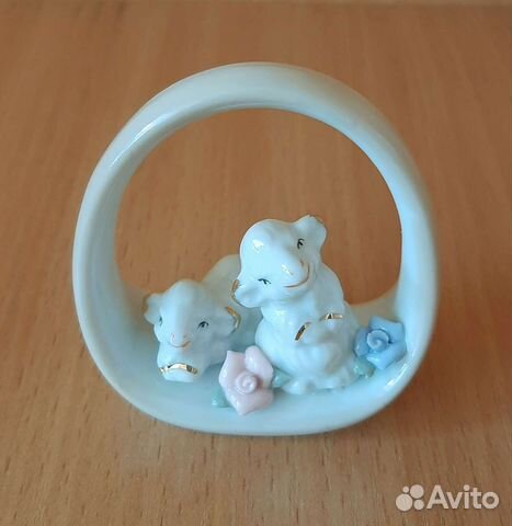 Статуэтка фарфоровая