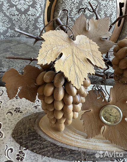 Виноградная лоза из дерева с часами