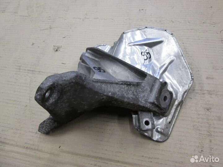 Кронштейн опоры двигателя правый Audi A6 (C6, 4F)