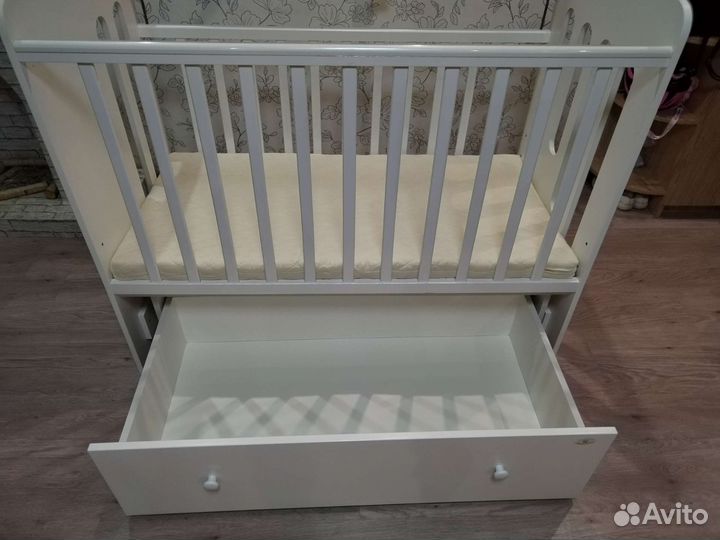 Детская кроватка с маятником и ящиком