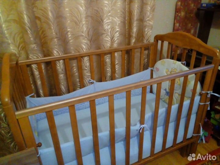 Детская кроватка с маятником