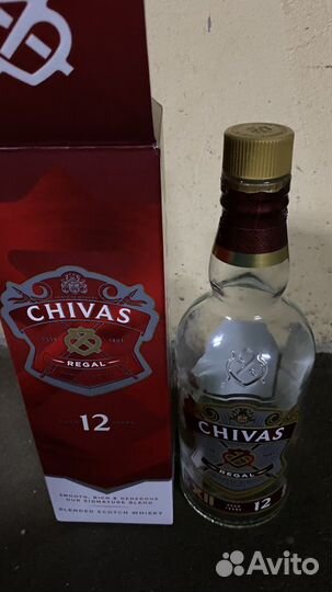 Пустая бутылка из-под виски Chivas