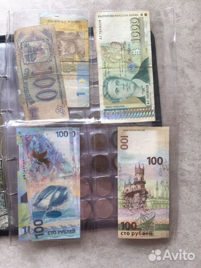 Альбом с коллекционными монетами и купюрами