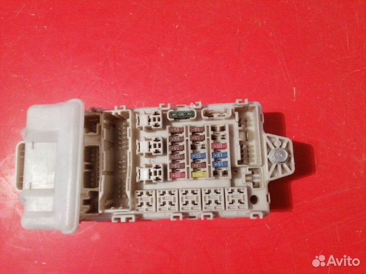 Блок предохранителей Mitsubishi Outlander