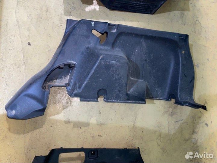 Обшивка багажника задняя правая Land Rover