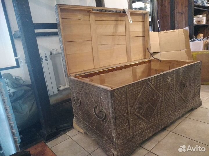 Сундук старинный