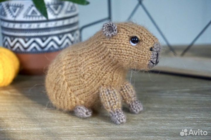 Вязаная игрушка капибара
