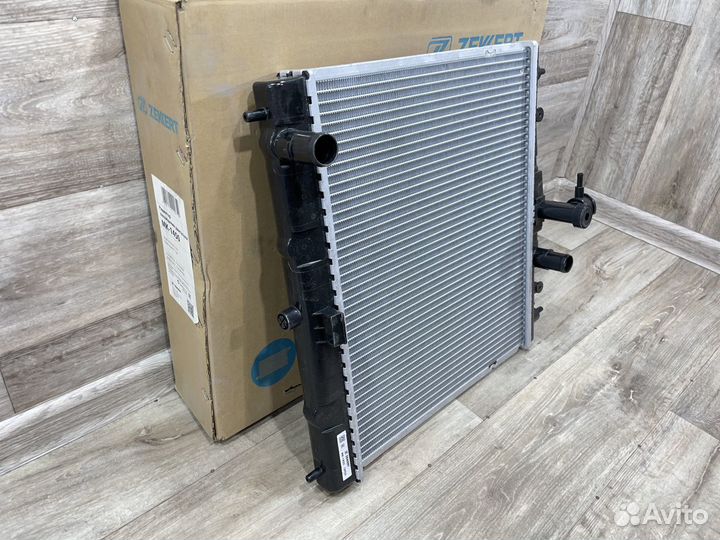 Радиатор охлаждения двигателя Nissan Note / Micra