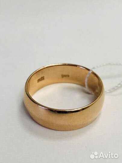 Золотое обручальное кольцо