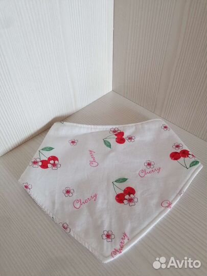 Слюнявчик, нагрудник новый