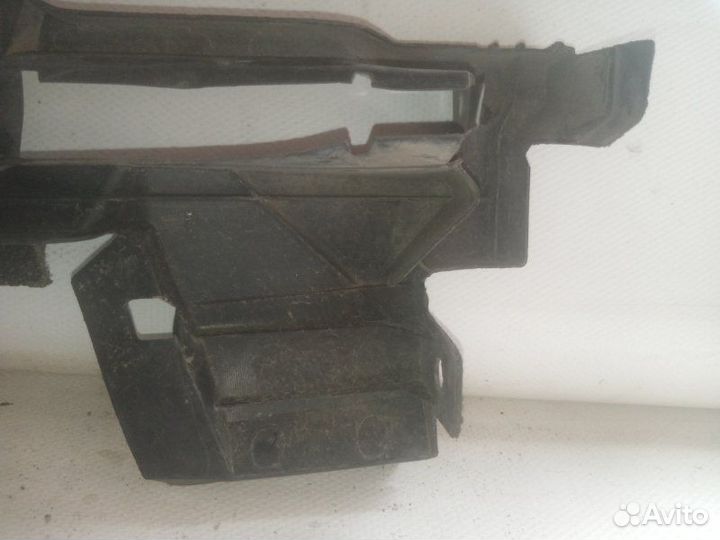 Дефлектор радиатора передний левый Toyota Rav4 4