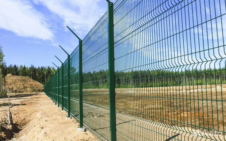 Забор из 3D сетки с металлическими столбами под кл