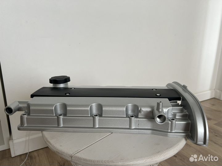 Клапанная крышка Дэу Нексия и Лачетти с отводом